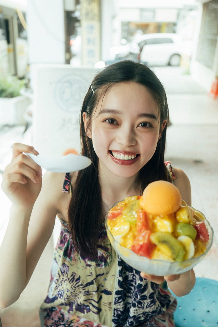 高石あかり「高石あかりファースト写真集 幻灯」(東京ニュース通信社刊)(C)撮影/横山マサト