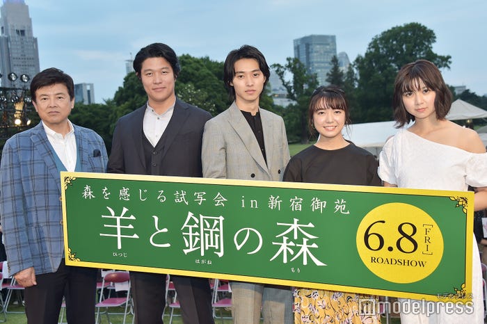 (左から)三浦友和、鈴木亮平、山崎賢人、上白石萌音、上白石萌歌(C)モデルプレス