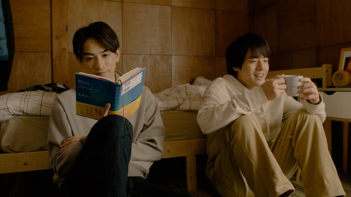 くつろぐ黒沢(町田啓太)と、安達(赤楚衛二) (C)豊田悠/SQUARE ENIX・「30 歳まで童貞だと魔法使いになれるらしい」製作委員会