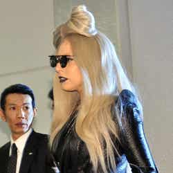 成田空港に到着したレディー・ガガ