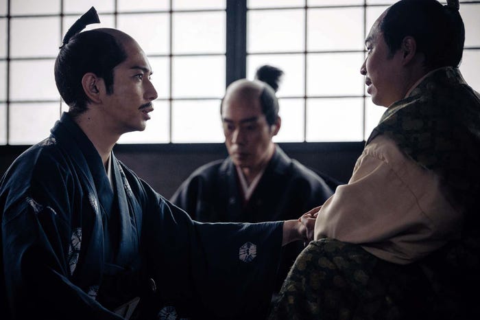 松本潤、浜野謙太「どうする家康」第31話より(C)NHK