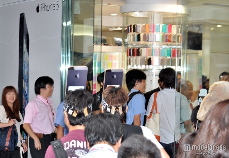 発売スタートと同時に店内に入っていく人々