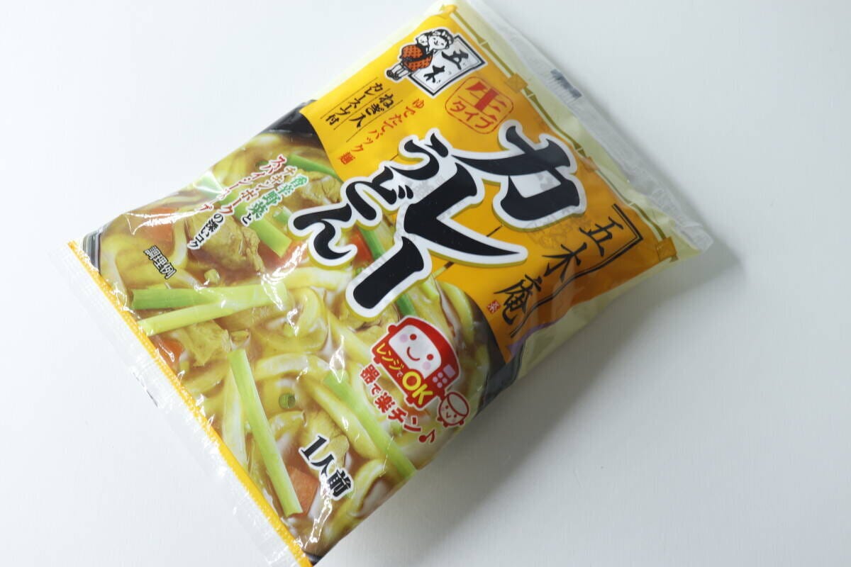 五木庵カレーうどんのパッケージが斜め上から写っている 五木庵カレーうどんのパッケージが斜め上から写っている
