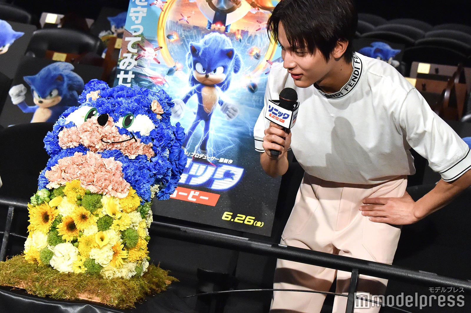ソニック型のフラワーアレンジメントを見つめる中川大志（C）モデルプレス