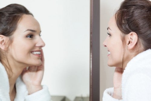 スッキリとしたフェイスラインの女性