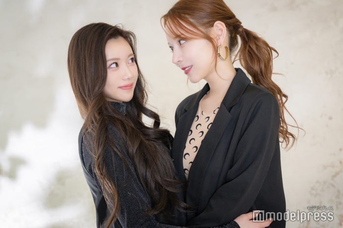 (左から)星羽、進撃のノア(C)モデルプレス