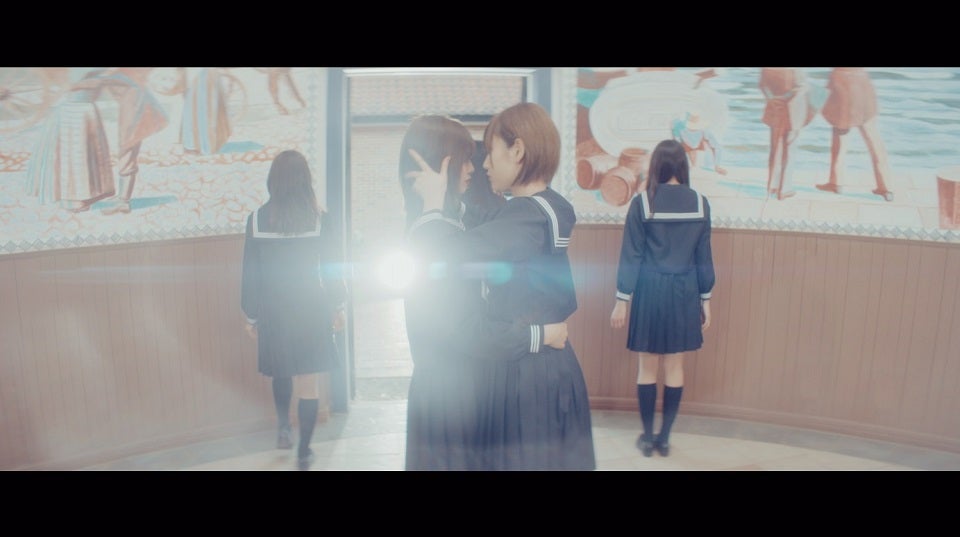 「割れたスマホ」MVより（画像提供：ソニー・ミュージックレーベルズ）