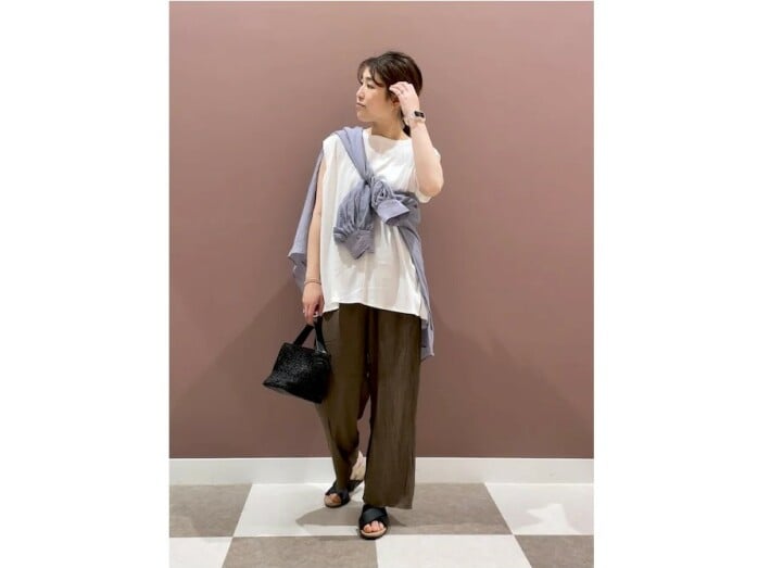 ゆったりしたノースリーブT＆パンツのコーデにはシャツをたすき掛けしても　出典：WEAR