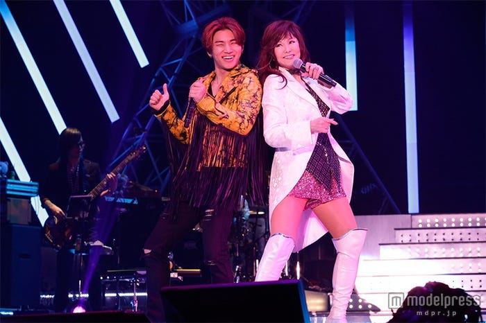 (左から)BIGBANG・D-LITE、山本リンダ