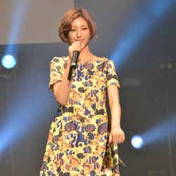 「Campus Summit 2013」でライブパフォーマンスを行った出岡美咲