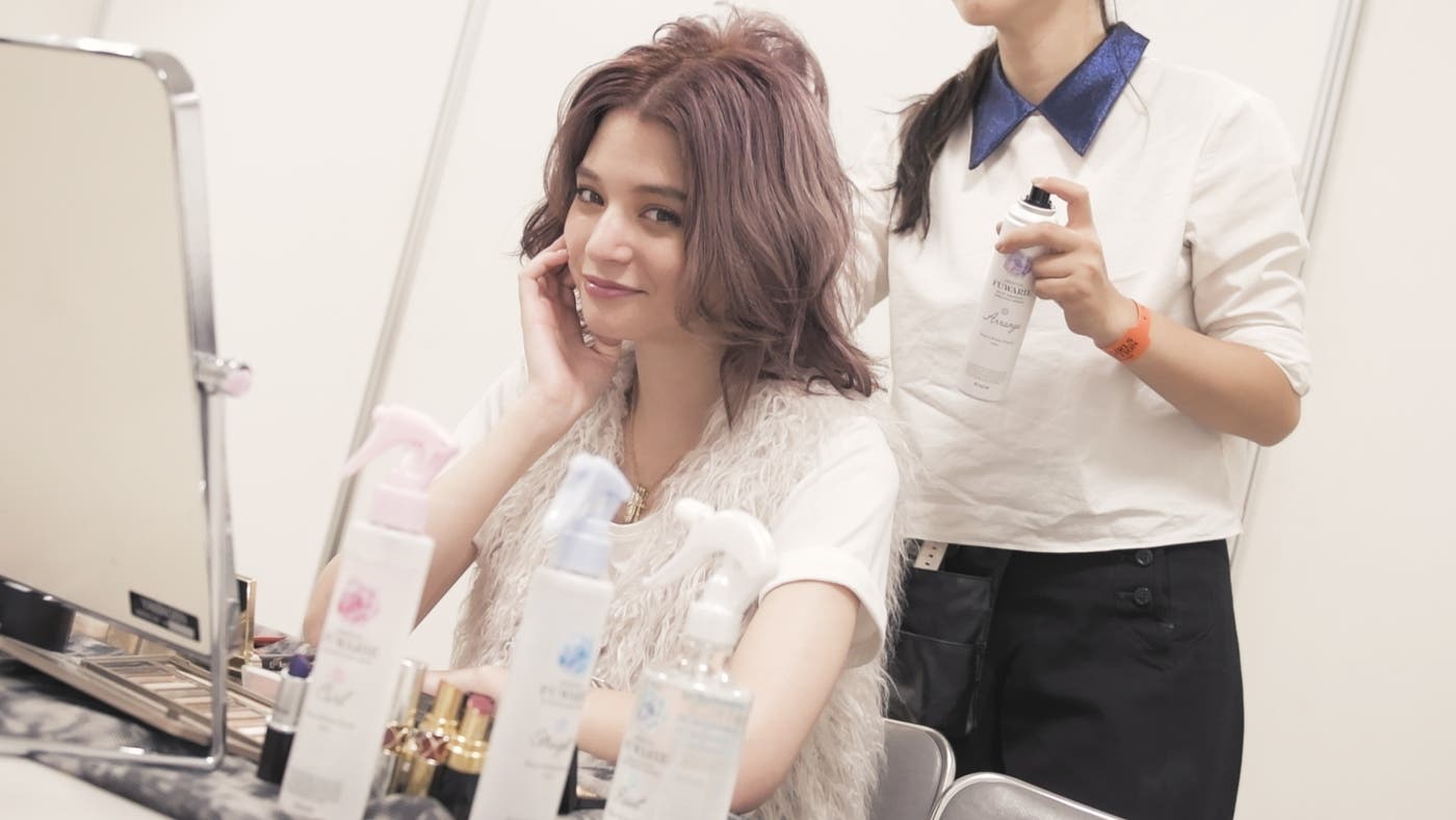 ヘアメーク中の瑛茉ジャスミン