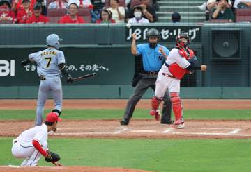 広島バッテリーの勝ち！阪神の仕掛けを予測していたか 安仁屋宗八氏「石原の送球は見事だった」 