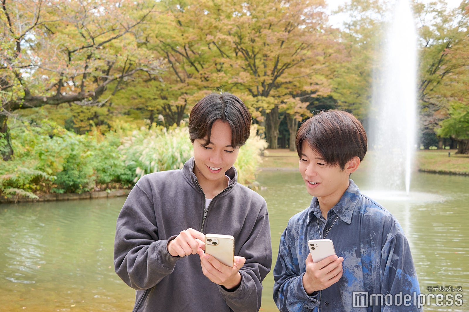 『ポケモンGO』の「チームコラボ」を楽しむ2人（C）モデルプレス