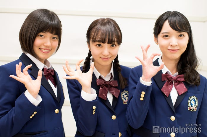 3Cポーズ/女鹿椰子、日比野芽奈、村西里世 (C)モデルプレス