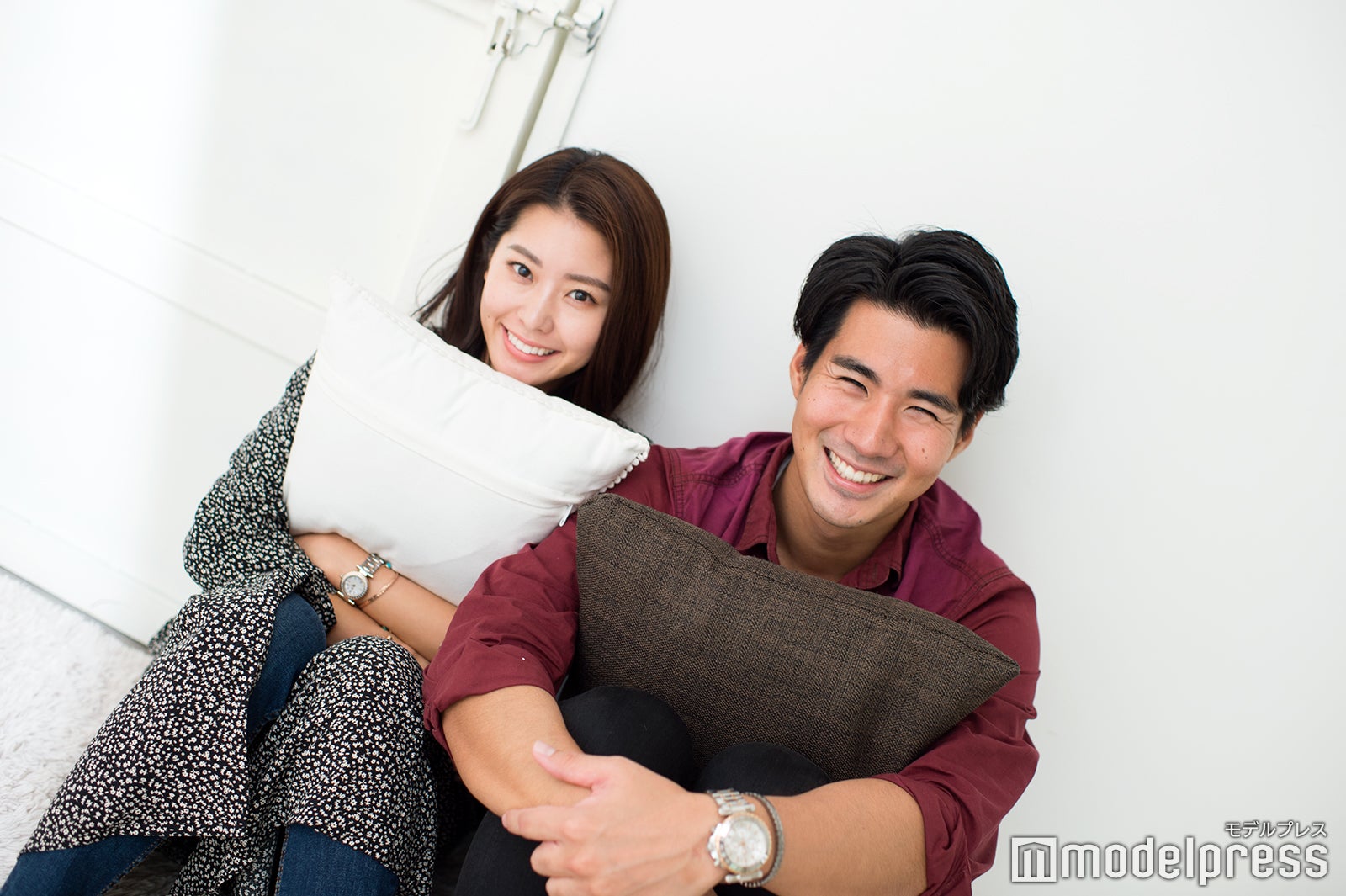 おそろいの時計は智可子の父からのプレゼント／福山智可子、玉城大志 （C）モデルプレス