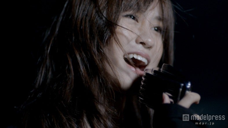 髪を振り乱して熱唱（c）You,Be Cool! / KING RECORDS