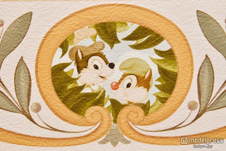 カピターノ・ミッキー・スーペリアルーム／ベッドサイドに描かれたチップとデール