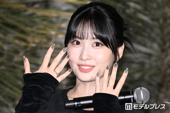 TWICEモモのシックな黒ワンピ姿 こだわりの“サボテンスタイリング”紹介 - モデルプレス