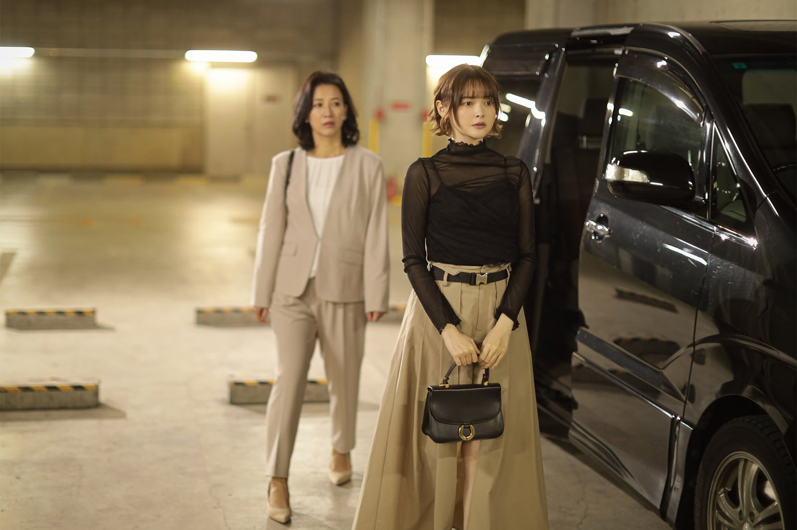 戸田菜穂、玉城ティナ「君が獣になる前に」第6話より（C）「君が獣になる前に」製作委員会