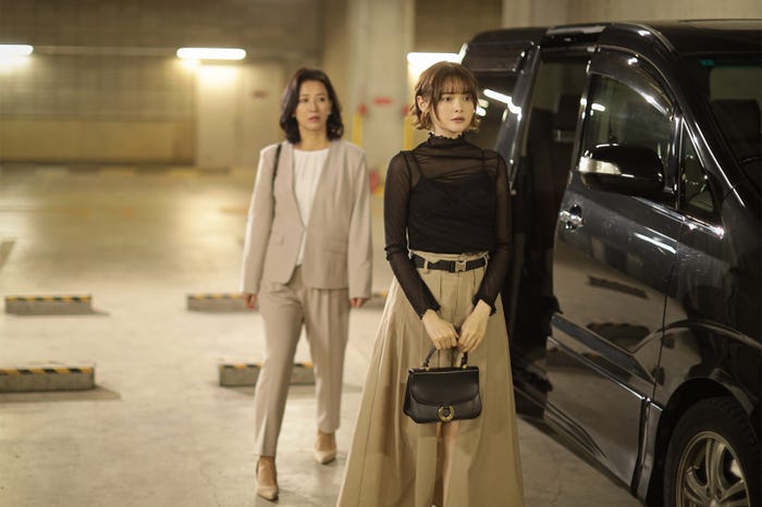 戸田菜穂、玉城ティナ「君が獣になる前に」第6話より(C)「君が獣になる前に」製作委員会