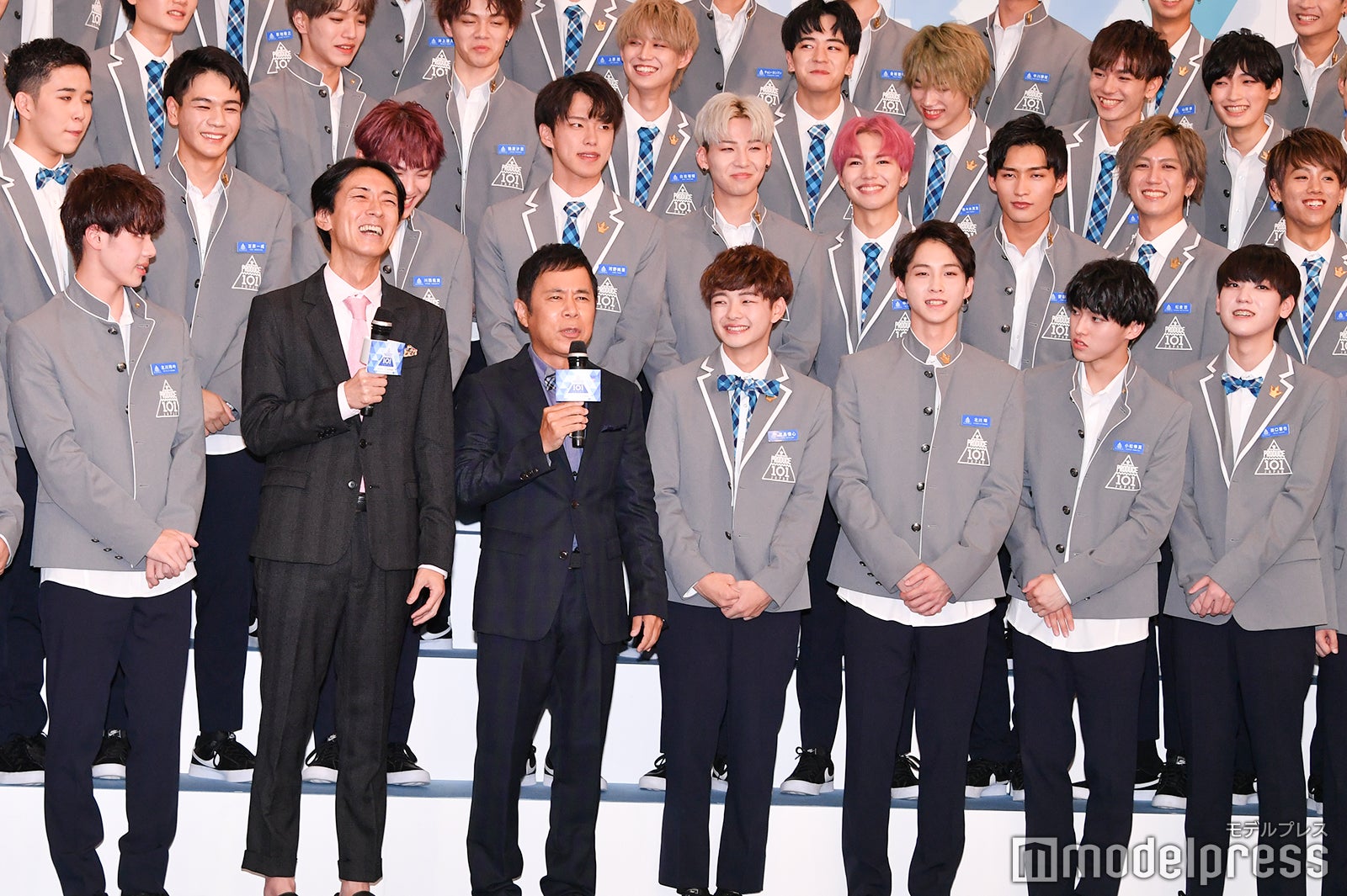 「PRODUCE 101 JAPAN」練習生とナインティナイン （C）モデルプレス