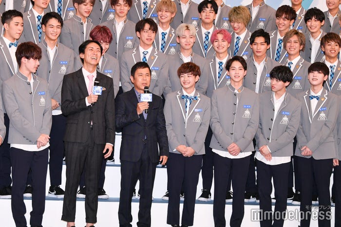 「PRODUCE 101 JAPAN」練習生とナインティナイン (C)モデルプレス