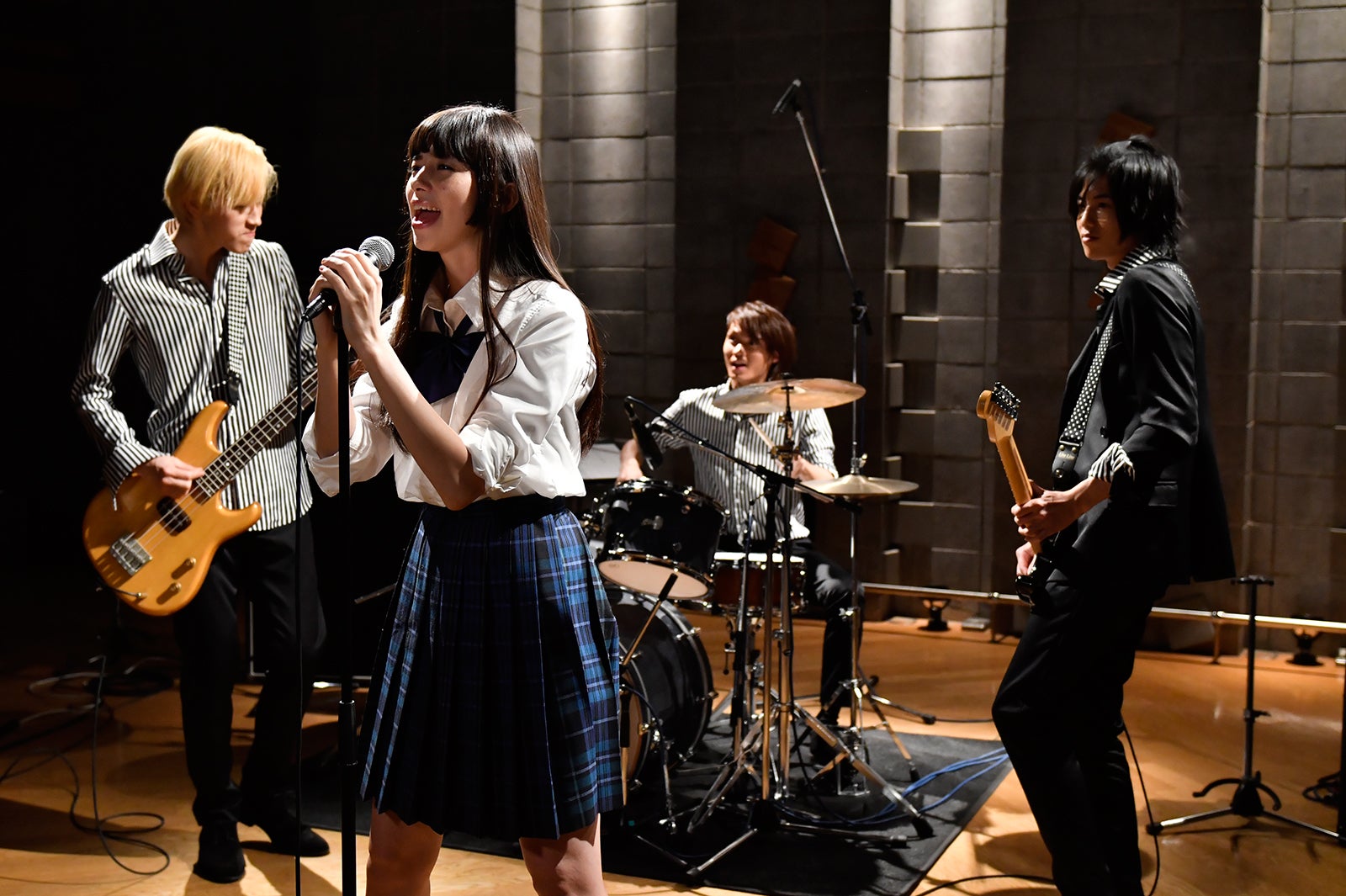 覆面バンド「in NO hurry to shout；」（C）2017映画「覆面系ノイズ」製作委員会