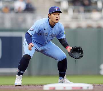 岡本和真出場試合でまさかの珍シーン 打者がホームランキャッチに気づかずダイヤモンド一周 ストローが好プレー ゲレロも好守光る 岡本は2打席でマルチ