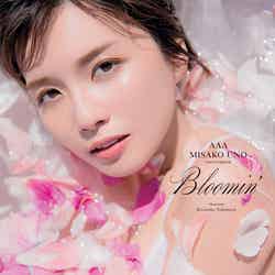 AAA宇野実彩子「AAA　MISAKO UNO  HOTOBOOK　Bloomin'」（7 月16日ごろ発売）通常版カバー（撮影／中村和孝）