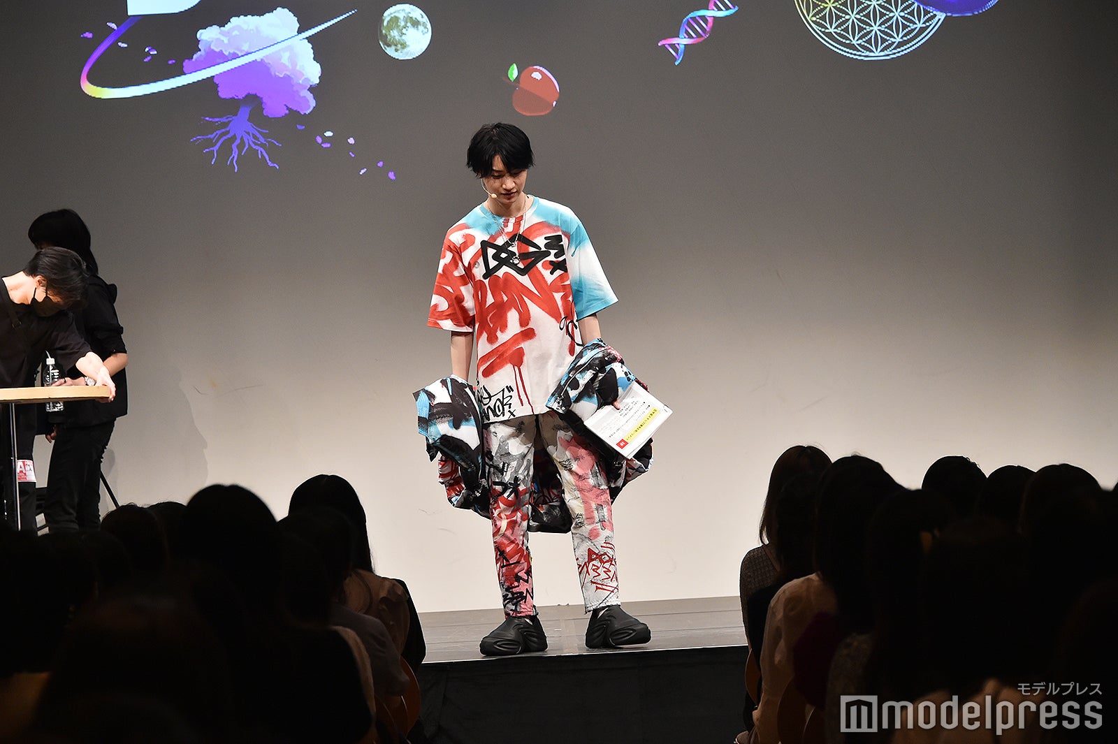 「脱いで」というリクエストに応える桜田通（C）モデルプレス