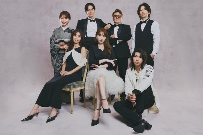 (上段左から)岡田寿代氏、安倉知弘氏、石倉壱彦氏、瀬之口和磨氏(下段左から)戸高純氏、小嶋陽菜、片石貴展氏(提供写真)