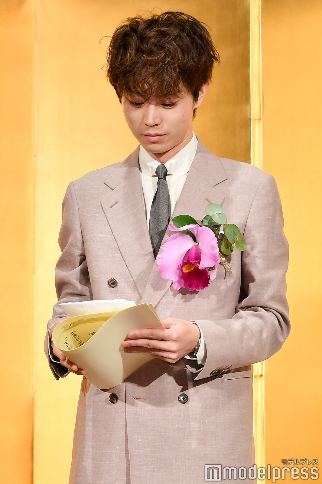 受け取ったものはじっくり眺めるタイプの菅田将暉（C）モデルプレス