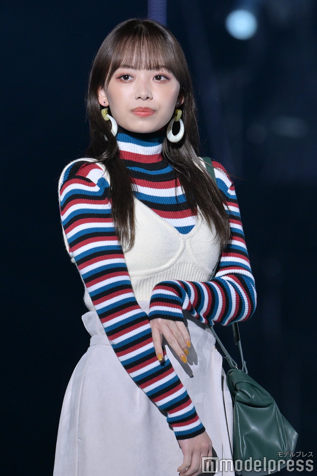 日向坂46濱岸ひより、秋っぽタイトニット＆スリット入りスカート