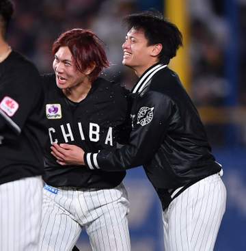 ロッテ 赤髪藤原が逆転サヨナラ打「初めてだったんでどうしていいかわからなかった」好投の毛利に刺激「これは打たないと」