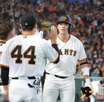 巨人の新4番ダルベック バックスクリーン弾 好投のルーキー竹丸をアシスト 初回先頭打者弾のキャベッジと開幕戦アーチそろい踏み