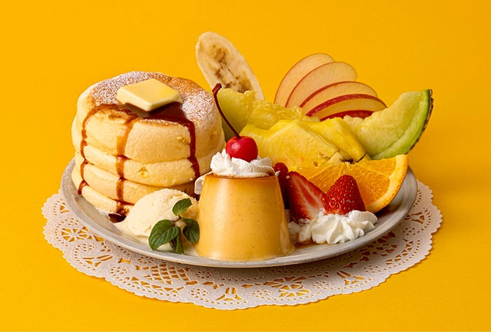 奇跡のパンケーキ プリンアラモード（カラメルソースVer.）／画像提供：フレーバーワークス