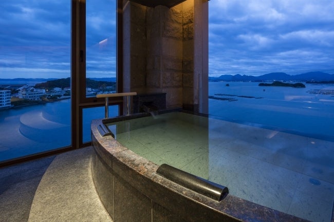 海と一体化するインフィニティエッジの露天風呂／画像提供：カラカミ観光