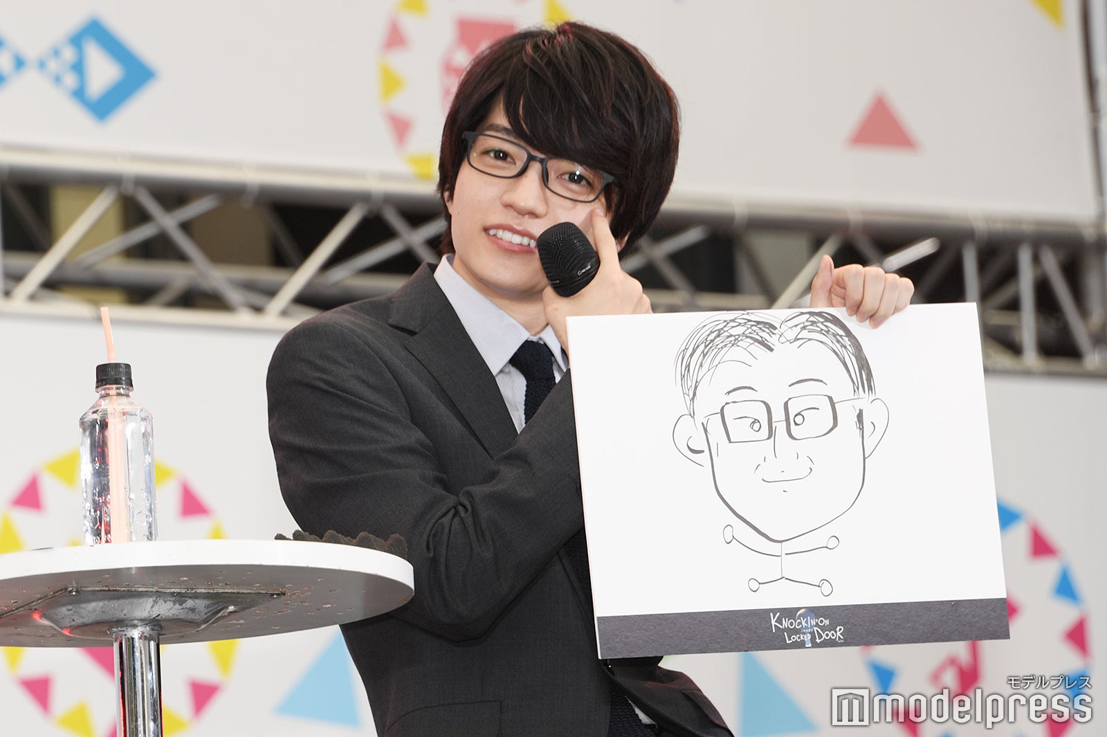 堤幸彦監督の似顔絵に自信を見せるも最下位だった西畑大吾（C）モデルプレス