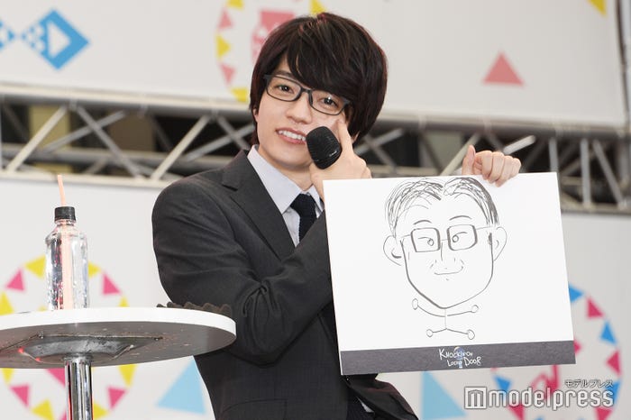 堤幸彦監督の似顔絵に自信を見せるも最下位だった西畑大吾(C)モデルプレス