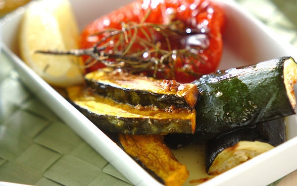 食欲をそそるソースをかけていただく、さっぱりとした「夏野菜のオーブン焼き」