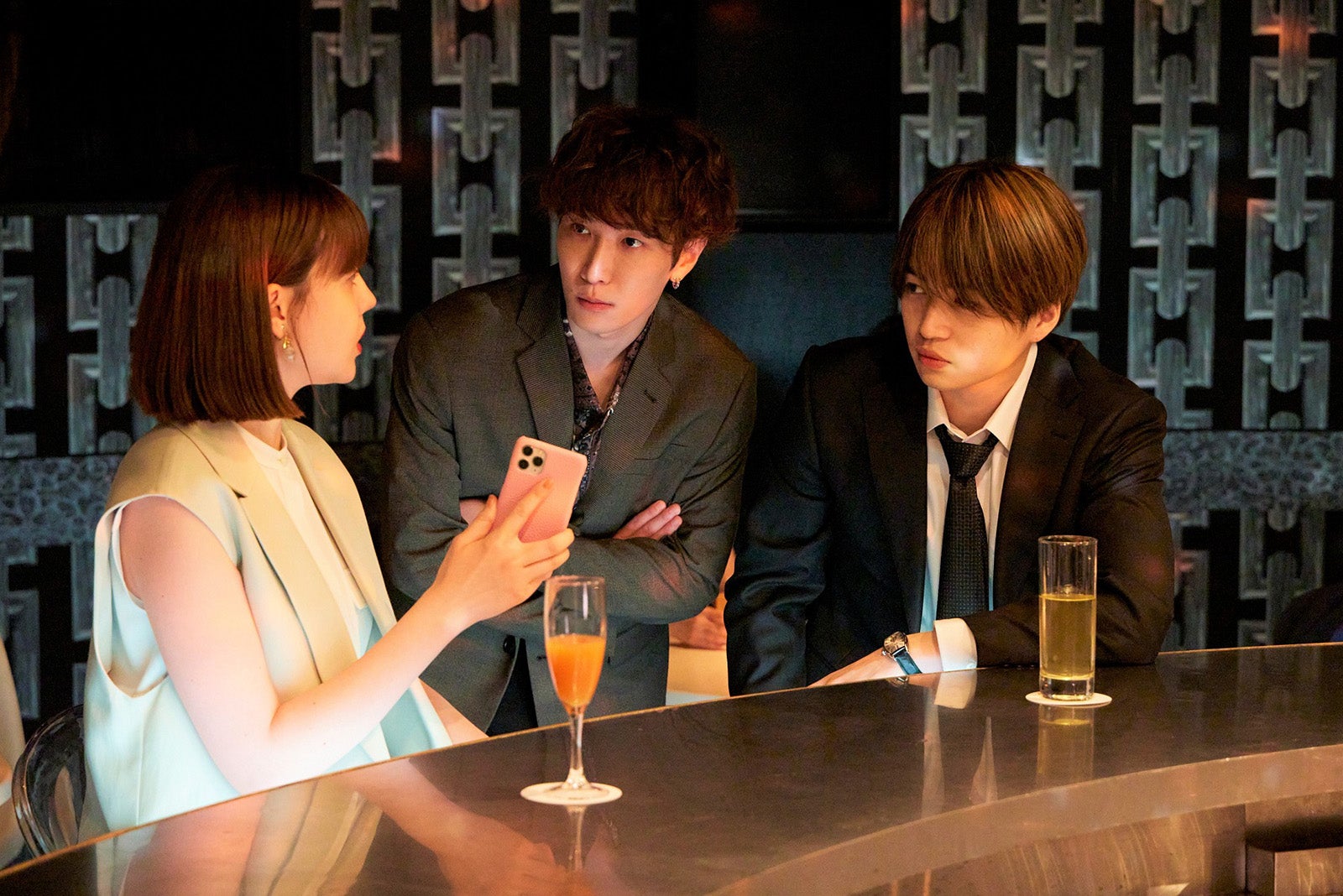 トリンドル玲奈、渡辺翔太、菊池風磨「ウソ婚」第6話より（C）カンテレ／ジェイ・ストーム