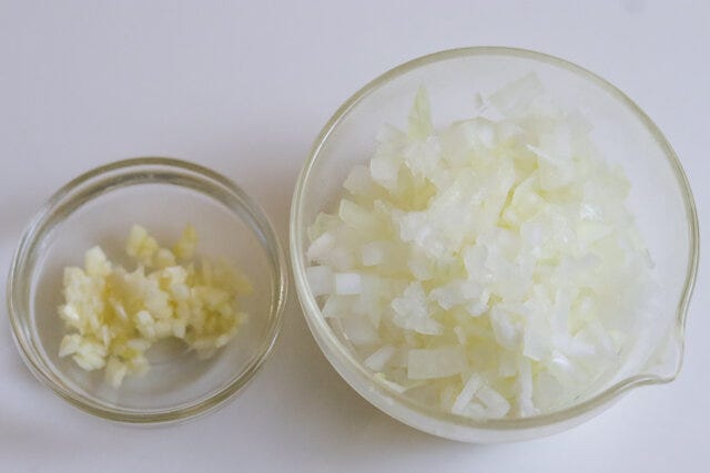 たまねぎ、にんにくはみじん切りにする。 たまねぎ、にんにくはみじん切りにする。