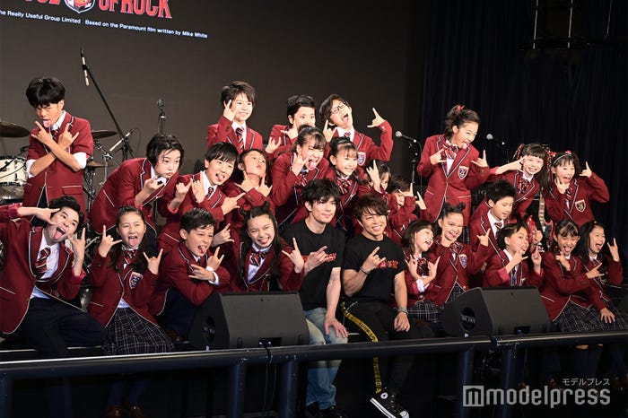 24人の子どもに囲まれる柿澤勇人&西川貴教(C)モデルプレス