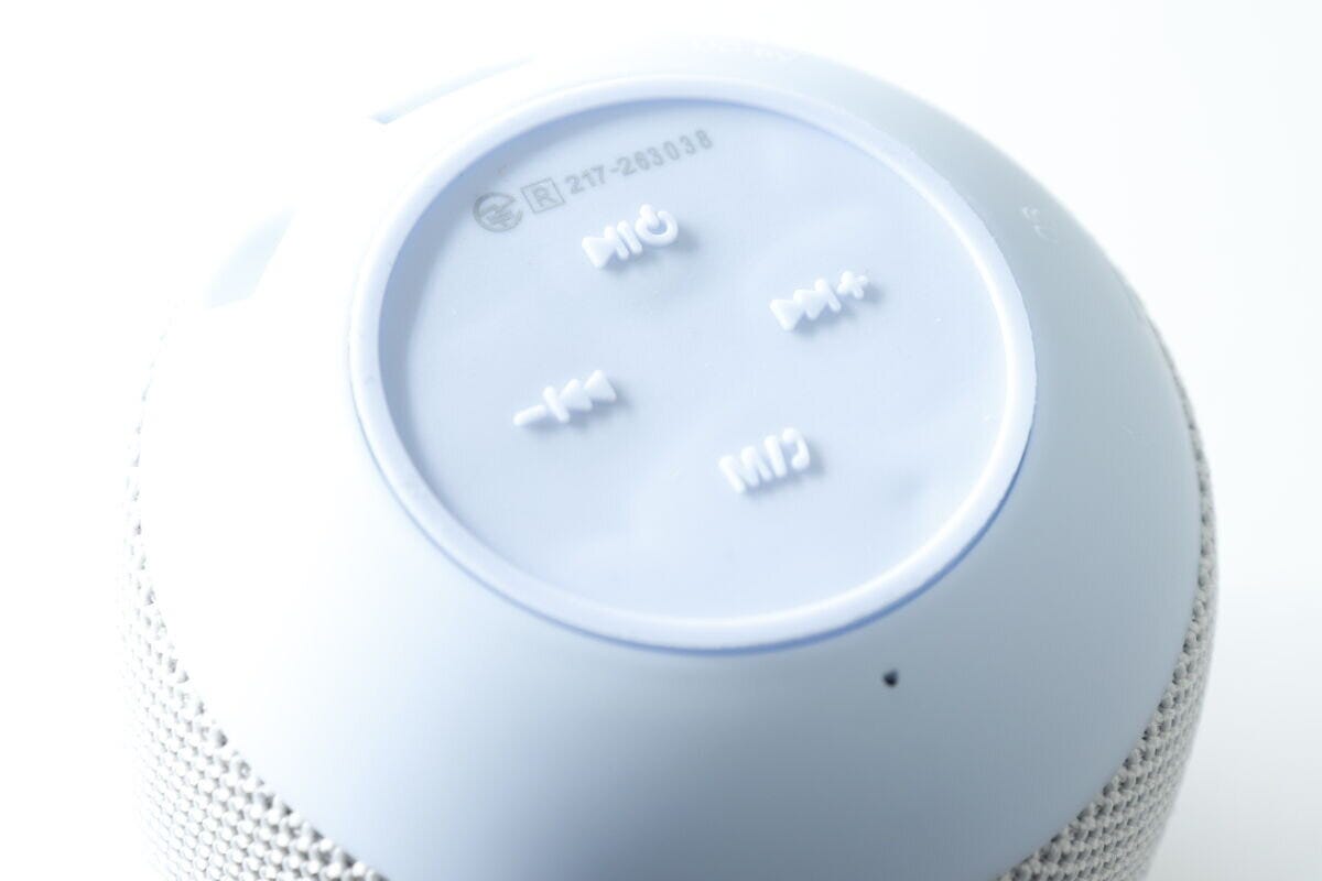 スピーカー底面の再生、音量、モード切り替えボタン
