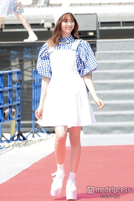 八木アリサ、眩しい笑顔で会場魅了　ふんわりラブリーコーデを披露