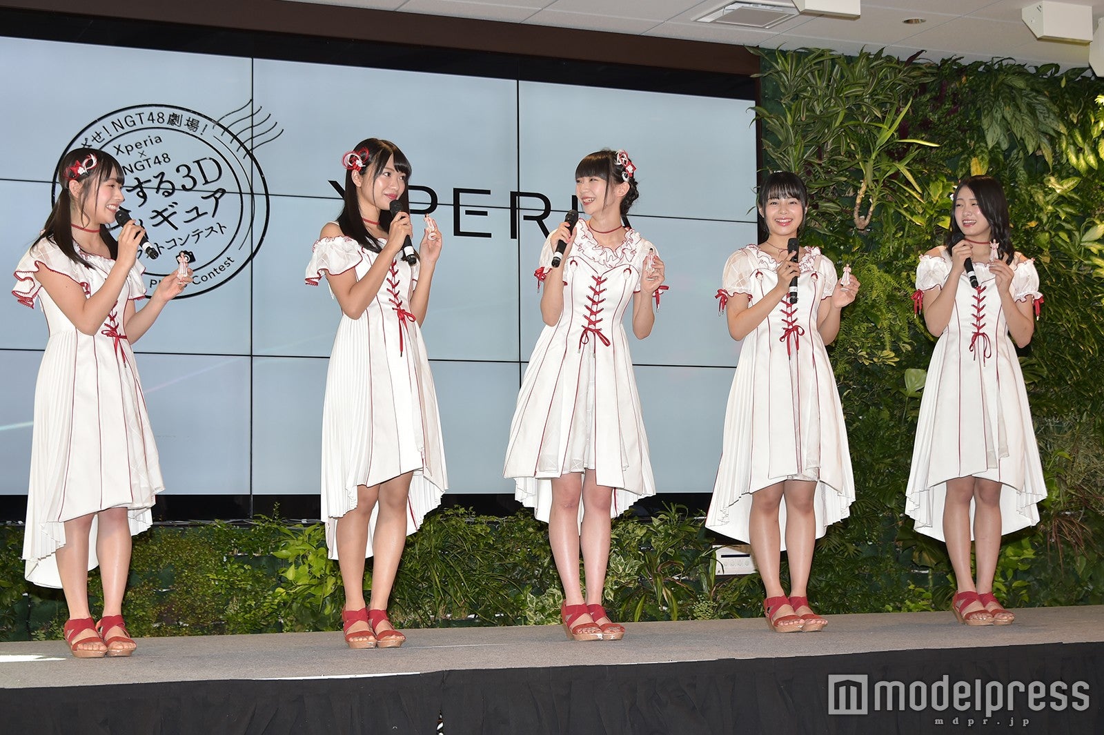 （左から）加藤美南、北原里英、荻野由佳、本間日陽、長谷川玲奈 （C）モデルプレス