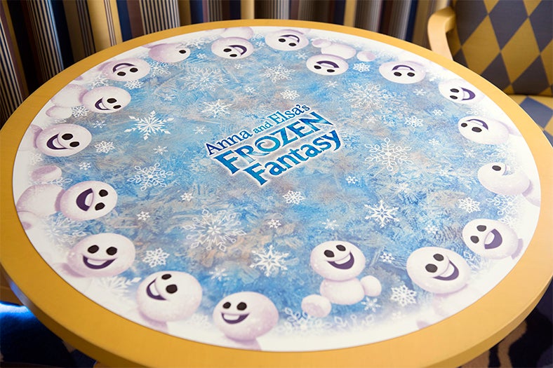 テーブル（C）Disney