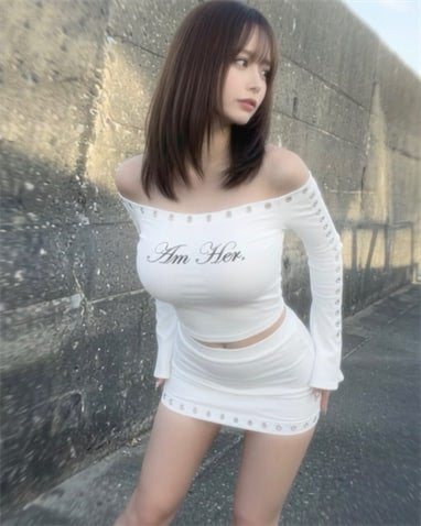 美BODYインフルエンサー、"肩出し×ミニスカ"肌見せコーデで魅了「美しい」「天使だよ」