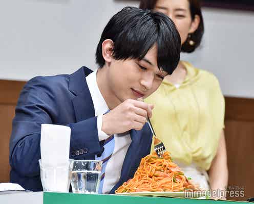 吉沢亮、サラリーマン姿で大盛りナポリタンを頬張る