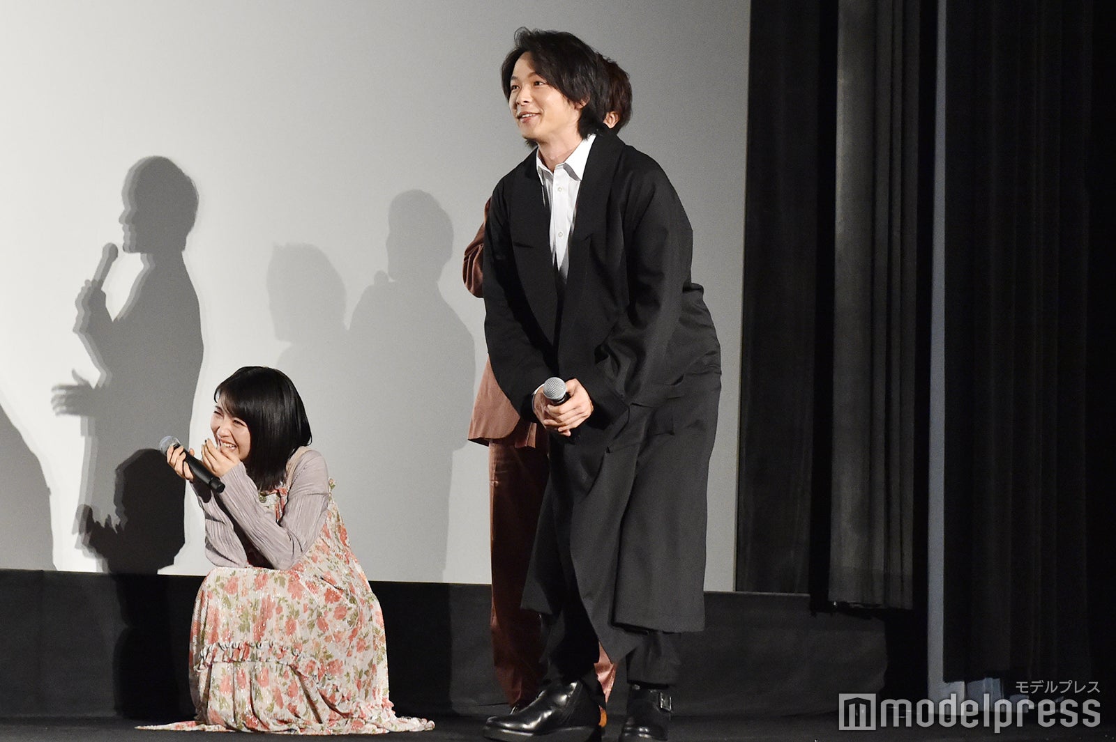 浜辺美波、中村倫也（C）モデルプレス